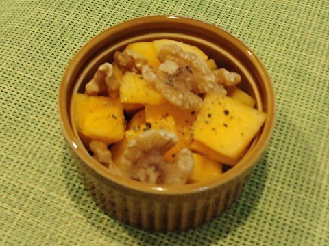 胡桃と柿の黒こしょう和え